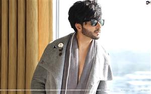 Dheeraj Dhoopar`s dishy & breezy look in a grey attire